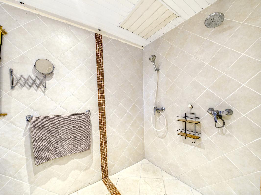 22.Location Villa piscine Deshaies Guadeloupe_Chambre 1 vue mer